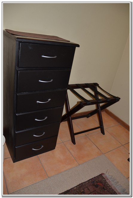 Private_room_6_Dusk_to_Dawn_Guest_House_Burgersdorp_clothing_drawers